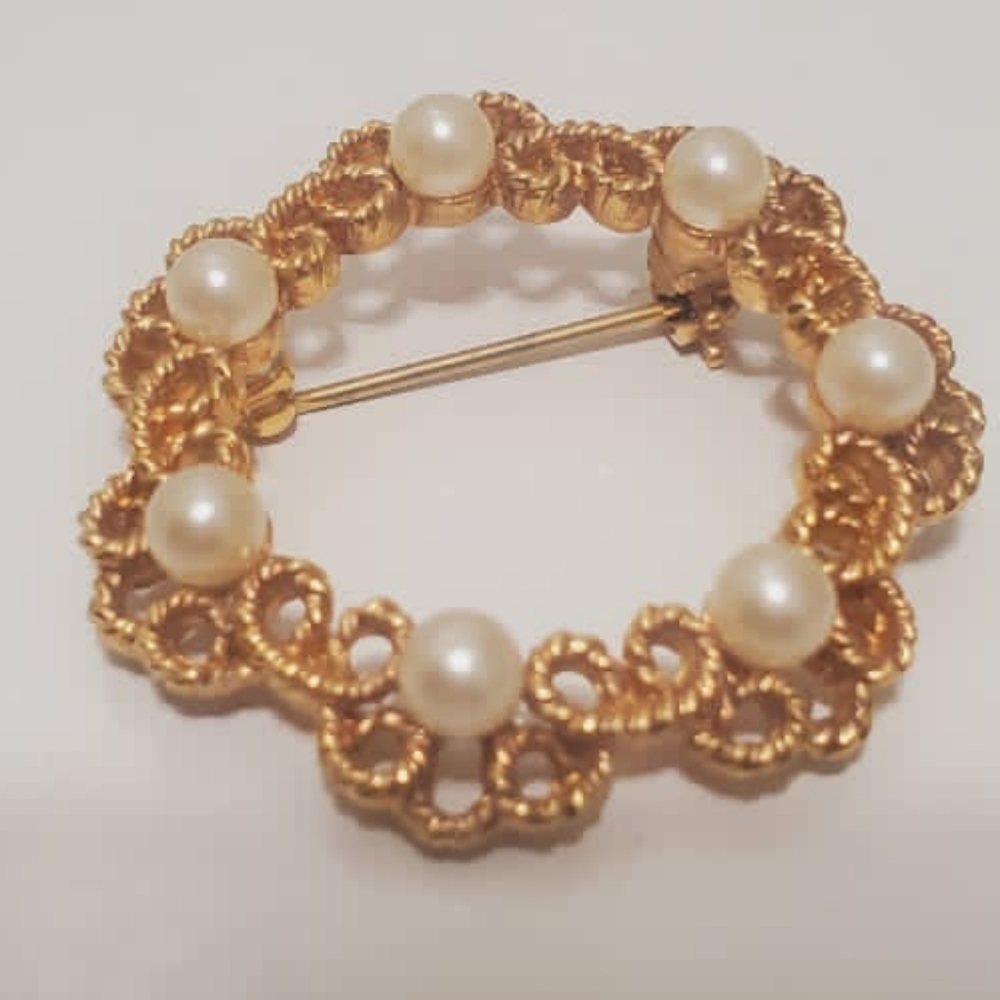 Vintage Gold Tone Pin Brooch With Silver Pearl For Women Fashion. 🌴